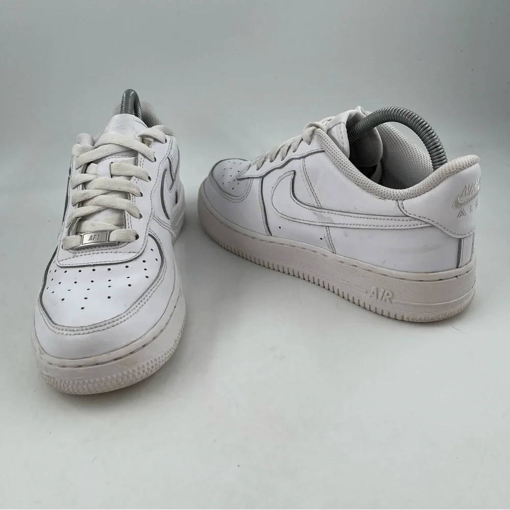 👞 Nike Big Kid’s Air Force 1 LE GS Triple White Sneakers Shoes - Size 7 Youth
